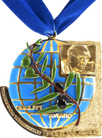 Medalha internacional do Conselho Oleícola Internacional com fita azul, indicando o prêmio de qualidade conquistado.