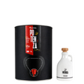 Embalagem cilíndrica preta fosca de 3 litros com torneira dosadora do Azeite Potenza, acompanhada de uma elegante azeiteira branca com alça com tampa para refil.
