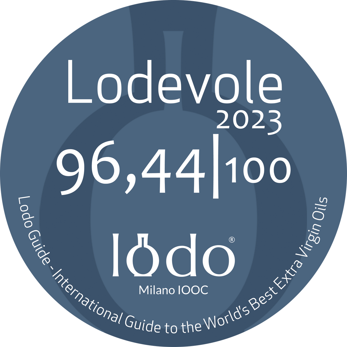 Selo redondo azul do guia internacional Lodo Milano IOOC 2023, exibindo a nota de excelência 96,44 de 100 conquistada pelo Azeite Potenza Blend Intenso.